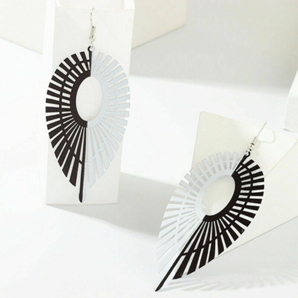 Womens‎ Black and White Acrylic Leaf Earrings - Picture 2 of 5